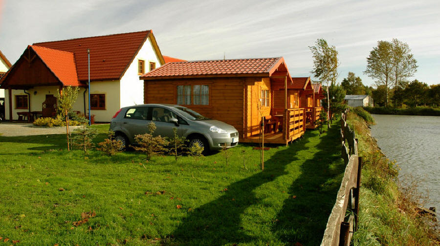 Noclegi Łeba pokoje domki bungalow drewniane holenderskie pole campingowe Polska