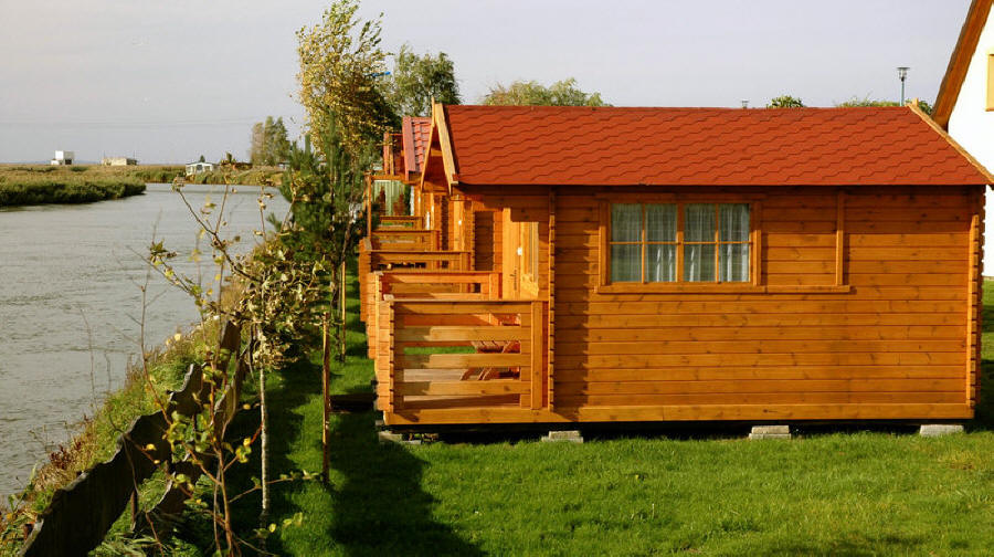 Noclegi Łeba pokoje domki bungalow drewniane holenderskie pole campingowe Polska